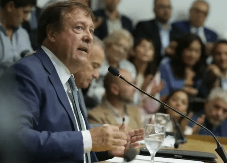 Alberto Weretilneck realiza con fondos provinciales la pavimentación del acceso a Chichinales para mejorar la vida de los rionegrinos