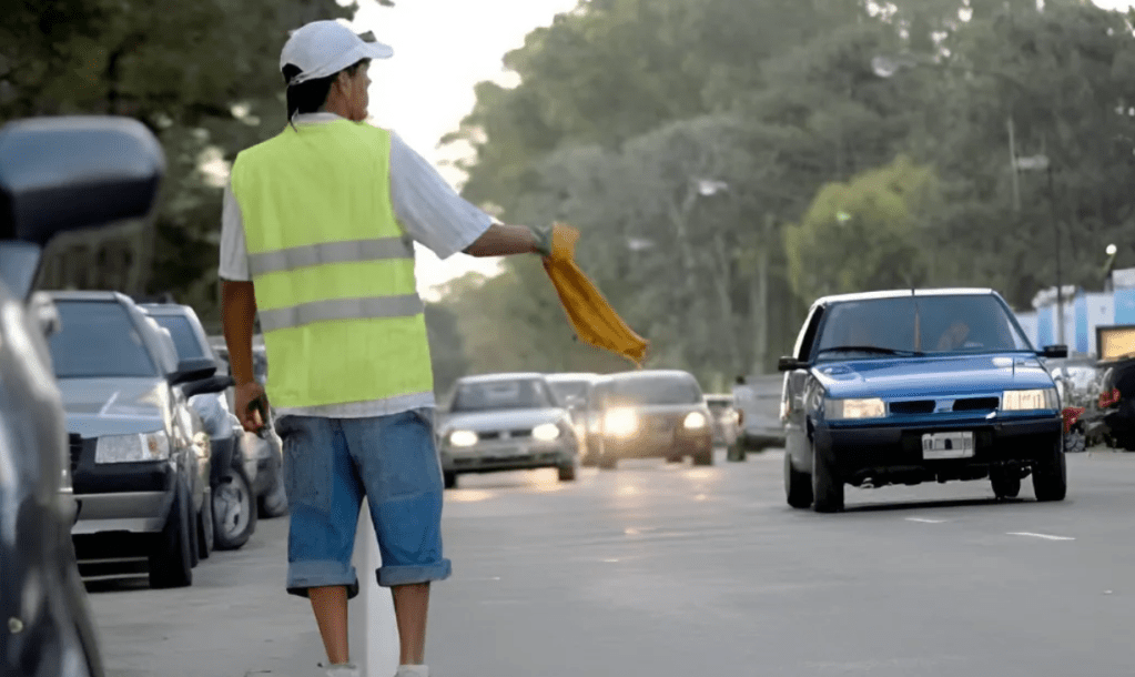 Gestión Durand: impulsan una reforma que prevé sanciones más estrictas para quienes cobran por cuidar autos sin autorización 