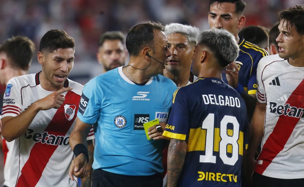 Es penal… o no: habló Paletta y la polémica del clásico explotó aún&nbsp;más