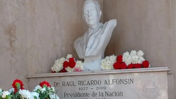 La UCR recordó a Alfonsín a 17 años de su muerte con un acto en la&nbsp;Recoleta