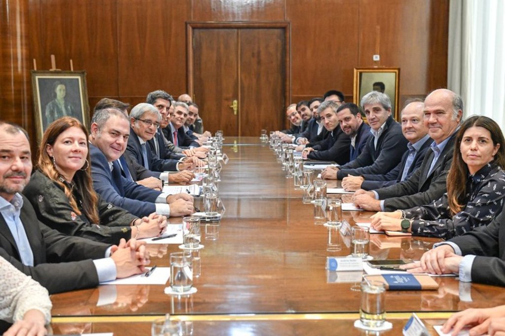 Caputo recibió a empresarios de la Cámara Argentino-China y analizaron nuevas&nbsp;inversiones