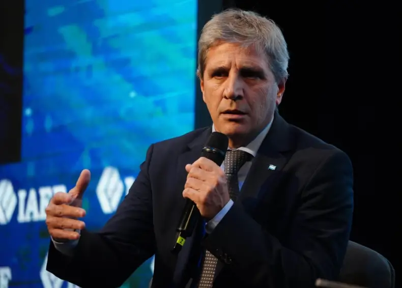 Caputo afirmó que “la Argentina no será regalada en dólares”