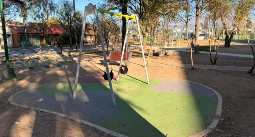 Durand anunció la renovación completa de la plaza Cabo Ruiz, que ahora tiene mayor iluminación: “Iluminar es que un salteño vuelva tranquilo a su casa”