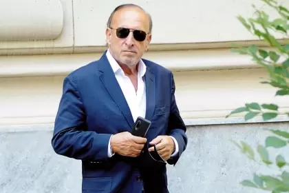 Filiberti busca quedarse con AySA mientras su empresa es proveedora de la compañía