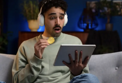 Nielsen midió las audiencias en EE.UU. y los hispanos ganaron: son los reyes del streaming