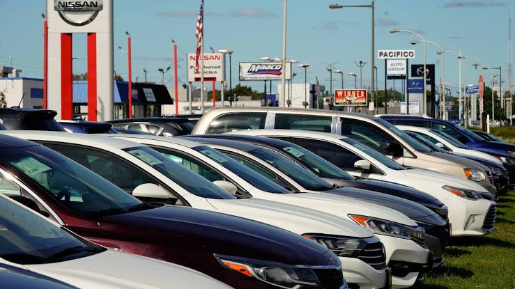 Caen los precios de los autos usados en Estados Unidos y los compradores se vuelcan a los modelos eléctricos